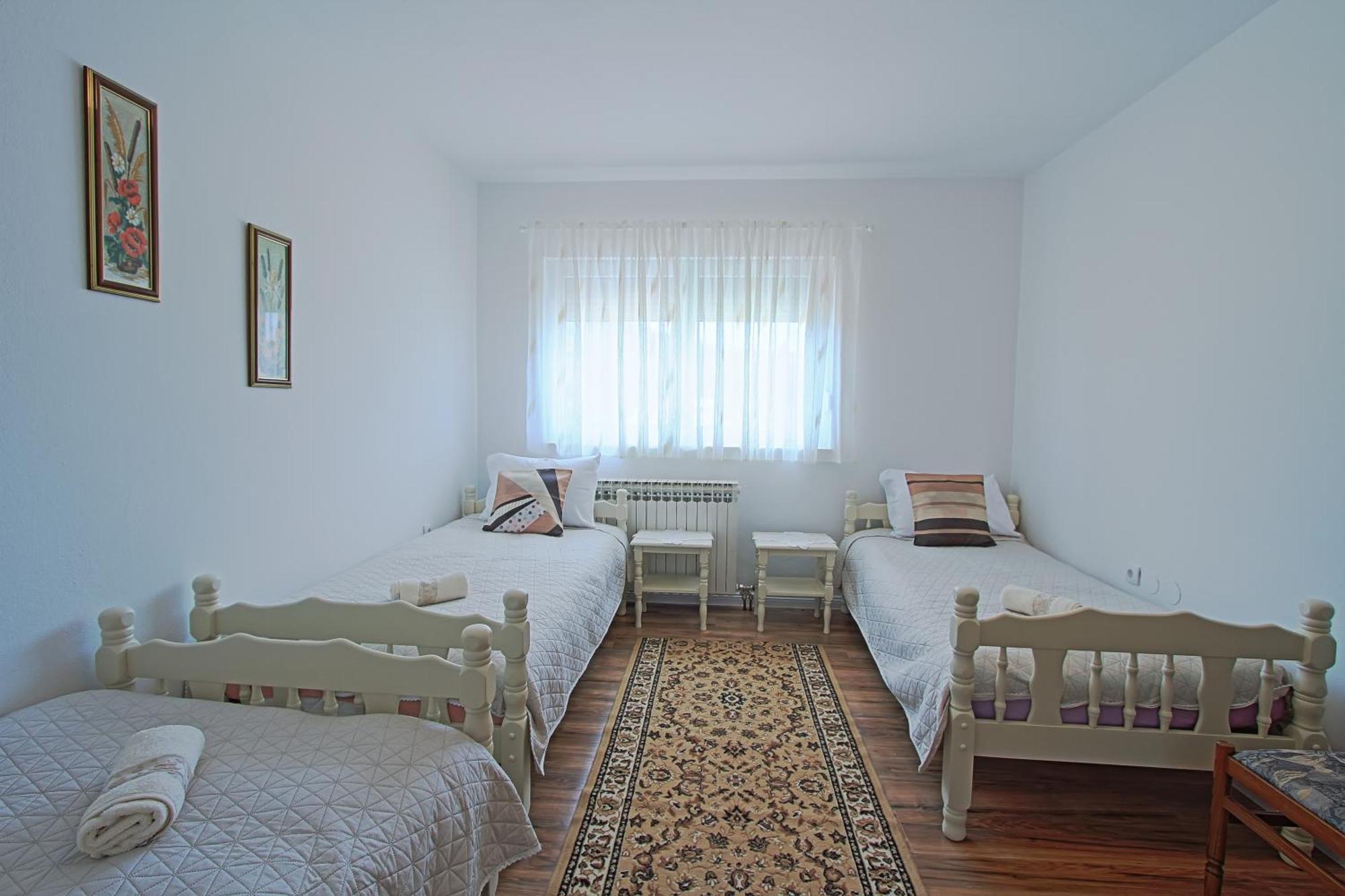 Guesthouse Viktorija Flat Оточац Экстерьер фото