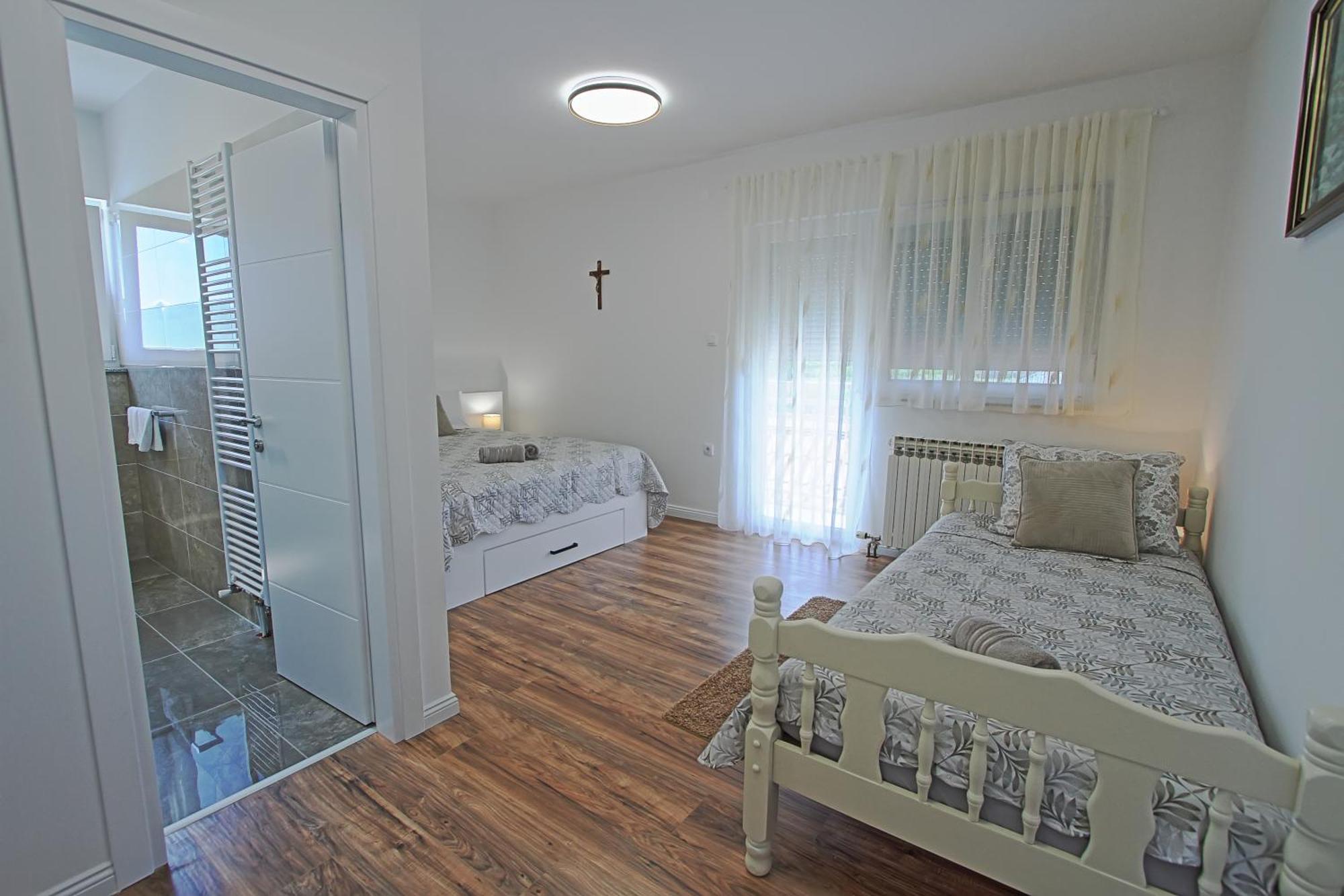Guesthouse Viktorija Flat Оточац Экстерьер фото